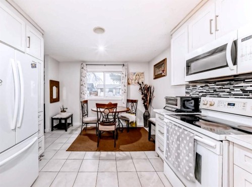 707 Malvern Drive Ne, Calgary, AB - Indoor Photo Showing Kitchen