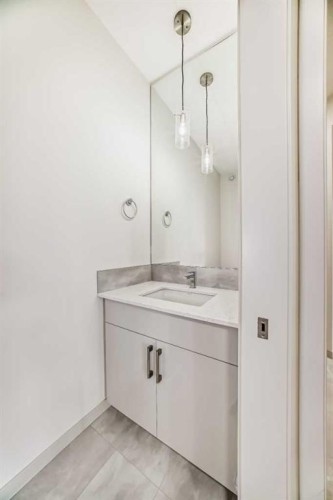 31 Lucas Passage Nw, Calgary, AB - Indoor Photo Showing Bathroom