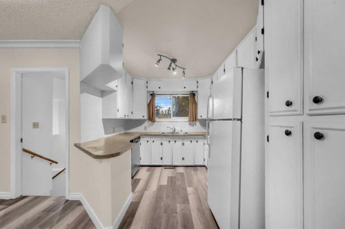 1527 52 Street Se, Calgary, AB - Indoor Photo Showing Kitchen