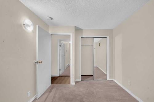 1527 52 Street Se, Calgary, AB - Indoor Photo Showing Other Room