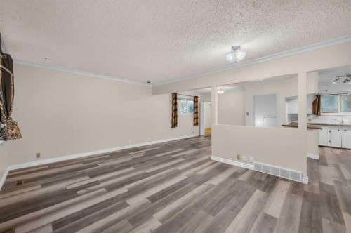 1527 52 Street Se, Calgary, AB - Indoor Photo Showing Kitchen