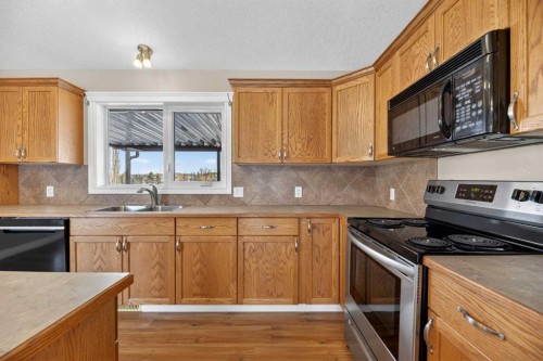 31 Valarosa Drive, Didsbury, AB - Indoor Photo Showing Kitchen With Double Sink