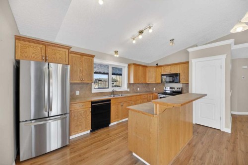 31 Valarosa Drive, Didsbury, AB - Indoor Photo Showing Kitchen