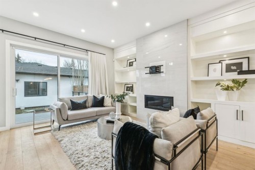 2918 6 Avenue Nw, Calgary, AB - Indoor Photo Showing Living Room With Fireplace