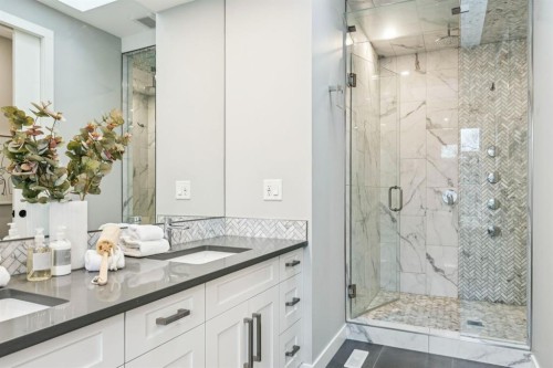 2918 6 Avenue Nw, Calgary, AB - Indoor Photo Showing Bathroom