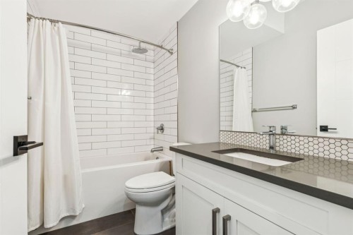 2918 6 Avenue Nw, Calgary, AB - Indoor Photo Showing Bathroom