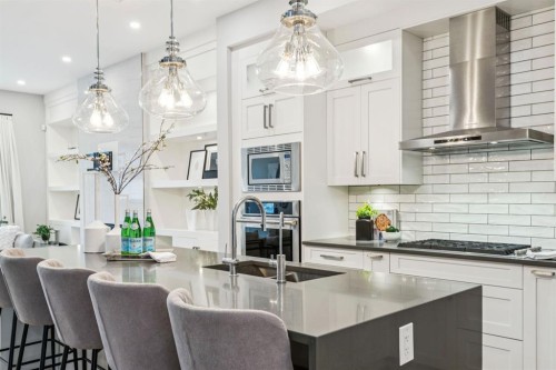 2918 6 Avenue Nw, Calgary, AB - Indoor Photo Showing Kitchen With Upgraded Kitchen