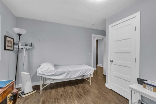 109 Hudson Road Nw, Calgary, AB - Indoor Photo Showing Bedroom