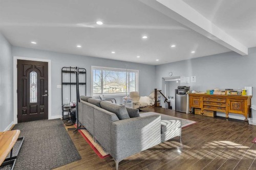 109 Hudson Road Nw, Calgary, AB - Indoor Photo Showing Living Room