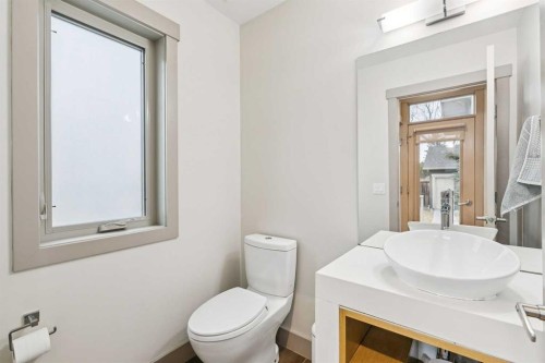 3922 19 Street Sw, Calgary, AB - Indoor Photo Showing Bathroom