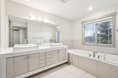 3922 19 Street Sw, Calgary, AB - Indoor Photo Showing Bathroom