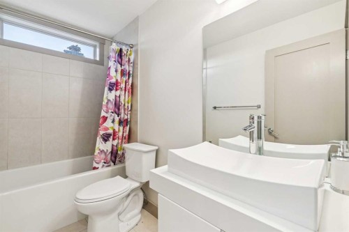 3922 19 Street Sw, Calgary, AB - Indoor Photo Showing Bathroom