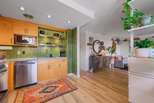 301-1309 14 Avenue Sw, Calgary, AB - Indoor Photo Showing Kitchen