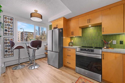 301-1309 14 Avenue Sw, Calgary, AB - Indoor Photo Showing Kitchen