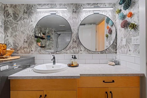 301-1309 14 Avenue Sw, Calgary, AB - Indoor Photo Showing Bathroom