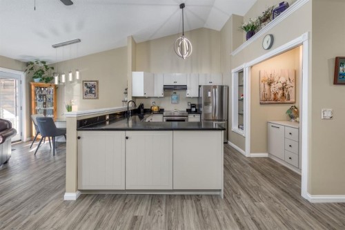 321 De Foras Close Nw, High River, AB - Indoor Photo Showing Kitchen