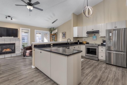 321 De Foras Close Nw, High River, AB - Indoor Photo Showing Kitchen