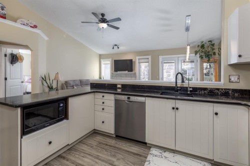 321 De Foras Close Nw, High River, AB - Indoor Photo Showing Kitchen
