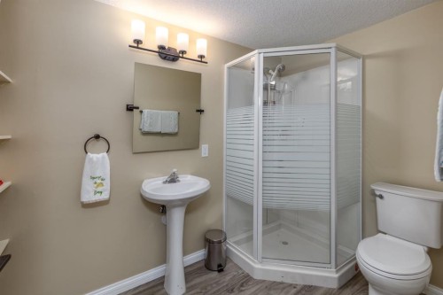 321 De Foras Close Nw, High River, AB - Indoor Photo Showing Bathroom