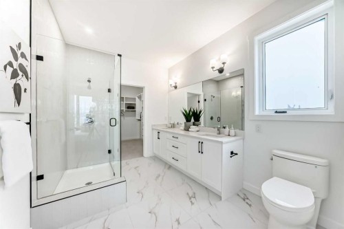 8530 Bowness Road Nw, Calgary, AB - Indoor Photo Showing Bathroom