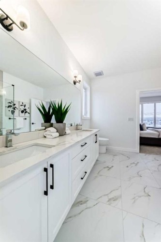 8530 Bowness Road Nw, Calgary, AB - Indoor Photo Showing Bathroom