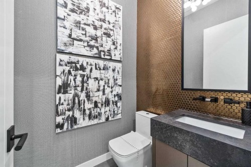 120 13 Street Ne, Calgary, AB - Indoor Photo Showing Bathroom
