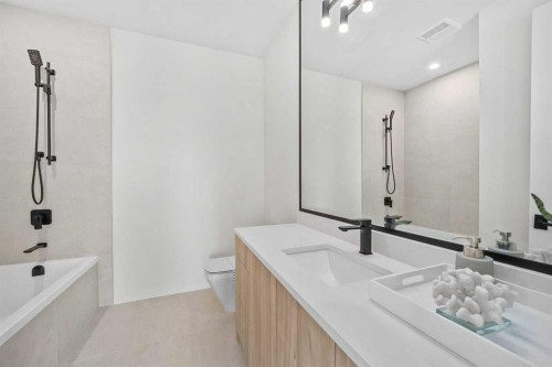 120 13 Street Ne, Calgary, AB - Indoor Photo Showing Bathroom