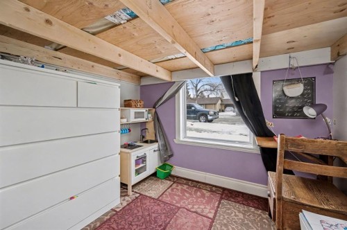 215 5 Avenue Se, Three Hills, AB - Indoor Photo Showing Other Room