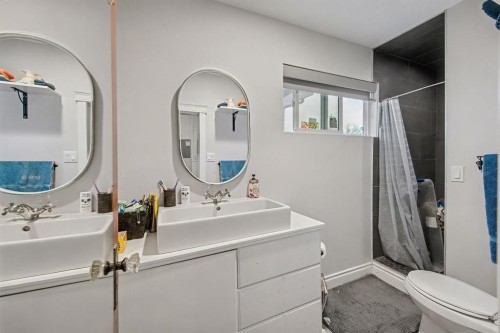 215 5 Avenue Se, Three Hills, AB - Indoor Photo Showing Bathroom