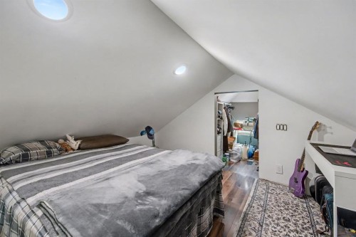 215 5 Avenue Se, Three Hills, AB - Indoor Photo Showing Bedroom