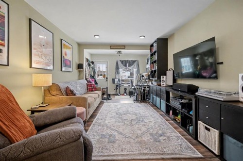 215 5 Avenue Se, Three Hills, AB - Indoor Photo Showing Living Room