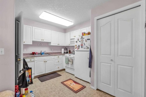 3340-6818 Pinecliff Grove Ne, Calgary, AB - Indoor Photo Showing Kitchen