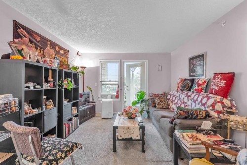 3340-6818 Pinecliff Grove Ne, Calgary, AB - Indoor Photo Showing Living Room