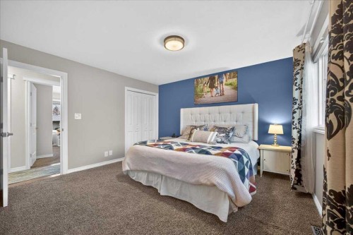 102 Hodson Crescent, Okotoks, AB - Indoor Photo Showing Bedroom
