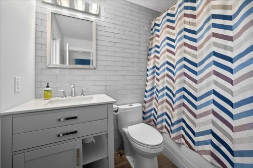 102 Hodson Crescent, Okotoks, AB - Indoor Photo Showing Bathroom