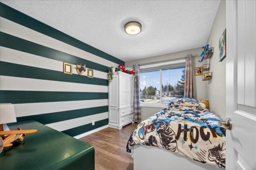 102 Hodson Crescent, Okotoks, AB - Indoor Photo Showing Bedroom