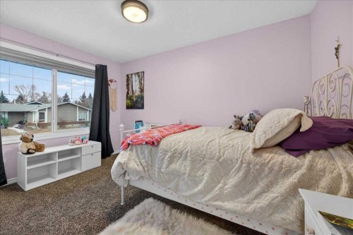 102 Hodson Crescent, Okotoks, AB - Indoor Photo Showing Bedroom