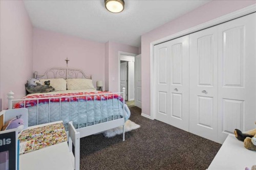 102 Hodson Crescent, Okotoks, AB - Indoor Photo Showing Bedroom