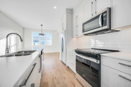 293 Dawson Way, Chestermere, AB - Indoor Photo Showing Kitchen With Double Sink With Upgraded Kitchen