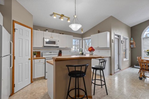 161 West Lakeview Drive, Chestermere, AB - Indoor Photo Showing Kitchen