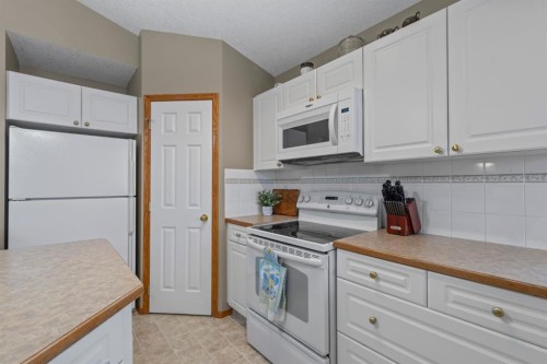 161 West Lakeview Drive, Chestermere, AB - Indoor Photo Showing Kitchen