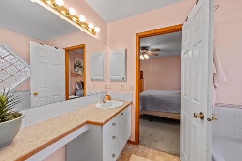 161 West Lakeview Drive, Chestermere, AB - Indoor Photo Showing Bathroom