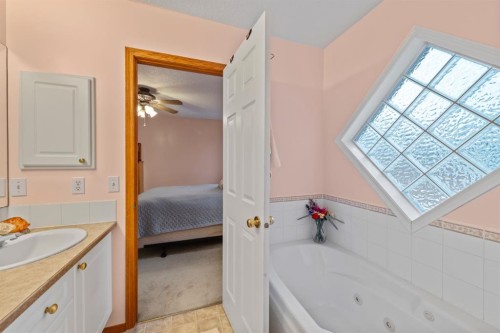 161 West Lakeview Drive, Chestermere, AB - Indoor Photo Showing Bathroom