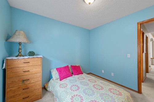 161 West Lakeview Drive, Chestermere, AB - Indoor Photo Showing Bedroom