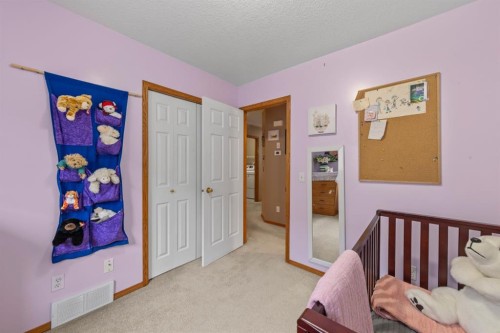 161 West Lakeview Drive, Chestermere, AB - Indoor Photo Showing Bedroom