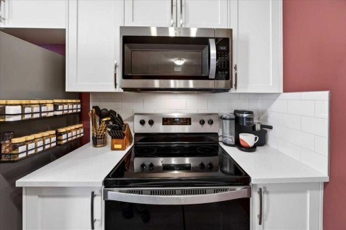 216-474 Seton Circle Se, Calgary, AB - Indoor Photo Showing Kitchen
