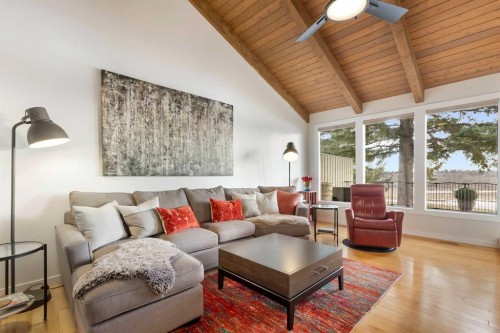 825-860 Midridge Drive Se, Calgary, AB - Indoor Photo Showing Living Room