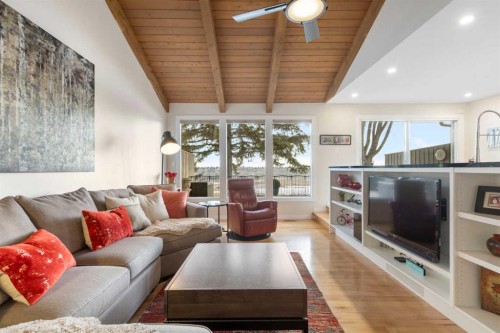 825-860 Midridge Drive Se, Calgary, AB - Indoor Photo Showing Living Room