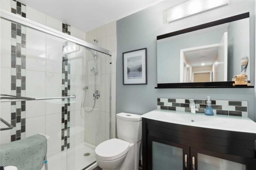 825-860 Midridge Drive Se, Calgary, AB - Indoor Photo Showing Bathroom