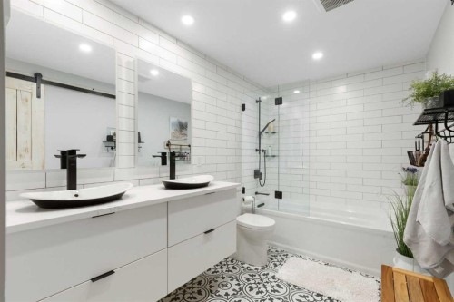 825-860 Midridge Drive Se, Calgary, AB - Indoor Photo Showing Bathroom